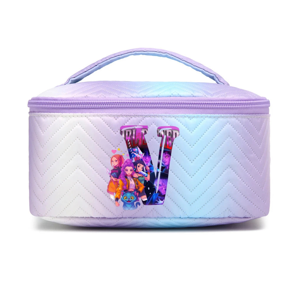 Trousse de Voyage Huntrix – Lettre Personnalisée A à Z 22 Trousse de Voyage Huntrix – Lettre V